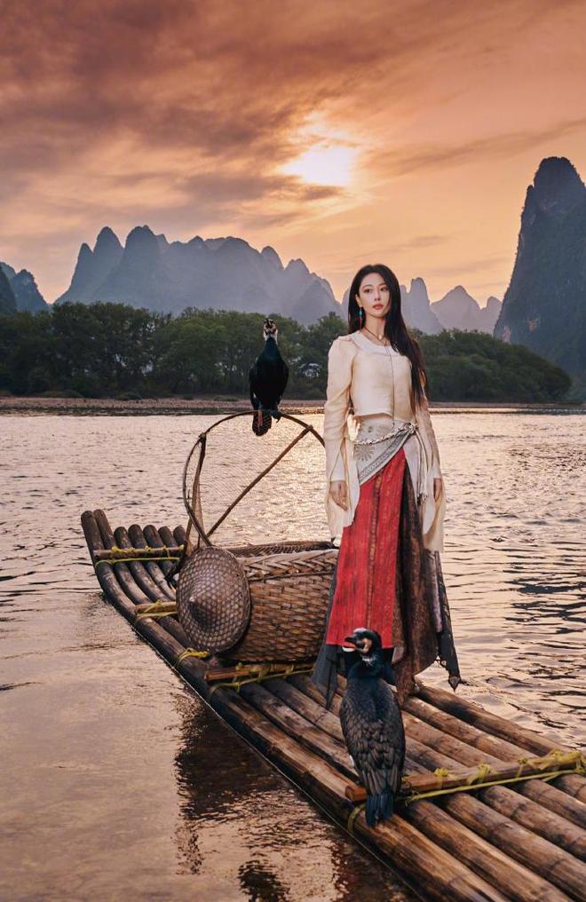 了民族风穿搭：方领上衣+半裙太高级！瓦力游戏app张馨予在广西度假带火(图1)
