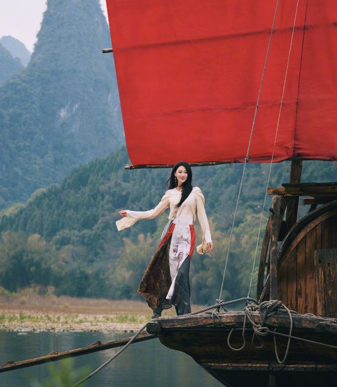 了民族风穿搭：方领上衣+半裙太高级！瓦力游戏app张馨予在广西度假带火(图4)