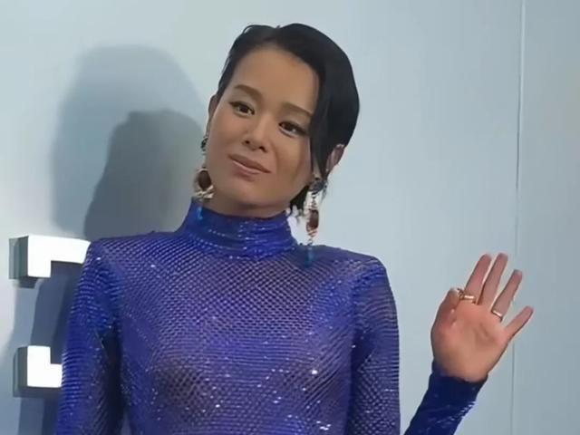 金裙美出新高度！却被张柏芝抢了C座瓦力棋牌试玩澳门这一夜胡杏儿穿鎏(图4)
