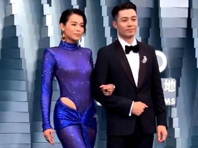 金裙美出新高度！却被张柏芝抢了C座瓦力棋牌试玩澳门这一夜胡杏儿穿鎏(图12)