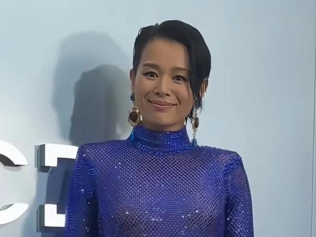 金裙美出新高度！却被张柏芝抢了C座瓦力棋牌试玩澳门这一夜胡杏儿穿鎏(图11)
