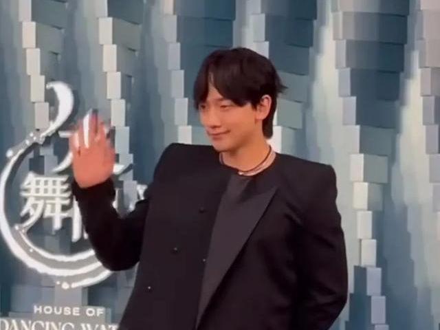 金裙美出新高度！却被张柏芝抢了C座瓦力棋牌试玩澳门这一夜胡杏儿穿鎏(图13)