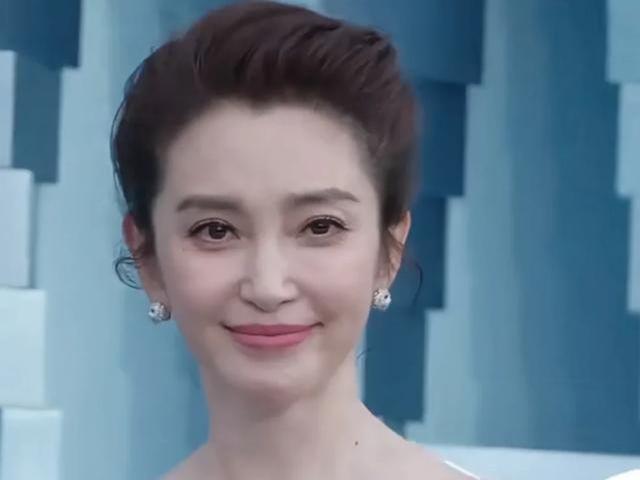 金裙美出新高度！却被张柏芝抢了C座瓦力棋牌试玩澳门这一夜胡杏儿穿鎏(图16)
