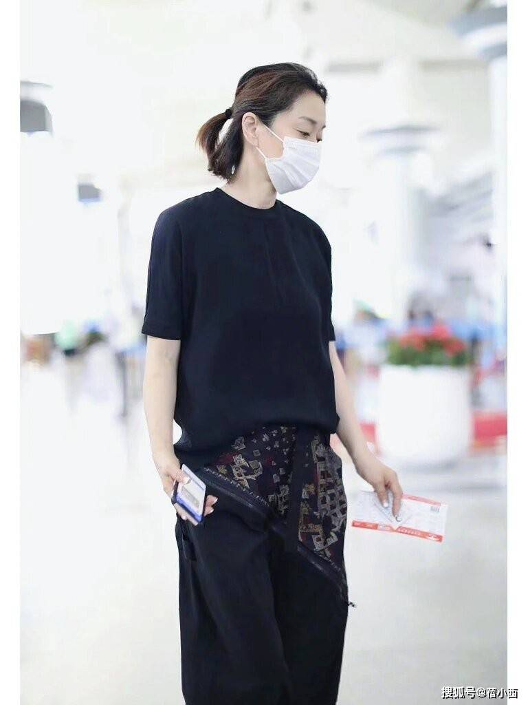 相一黑一白两人穿得时髦但站得好尴尬瓦力棋牌61岁毛阿敏带19岁女儿亮(图3)