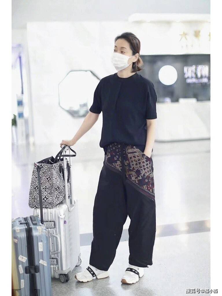 相一黑一白两人穿得时髦但站得好尴尬瓦力棋牌61岁毛阿敏带19岁女儿亮(图2)