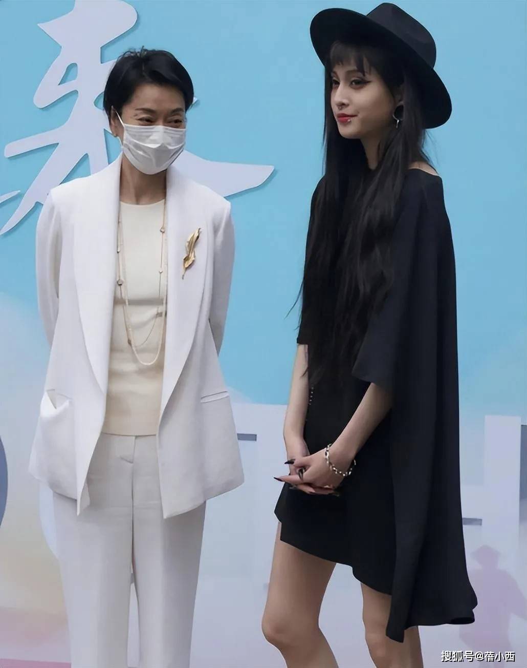 相一黑一白两人穿得时髦但站得好尴尬瓦力棋牌61岁毛阿敏带19岁女儿亮(图4)