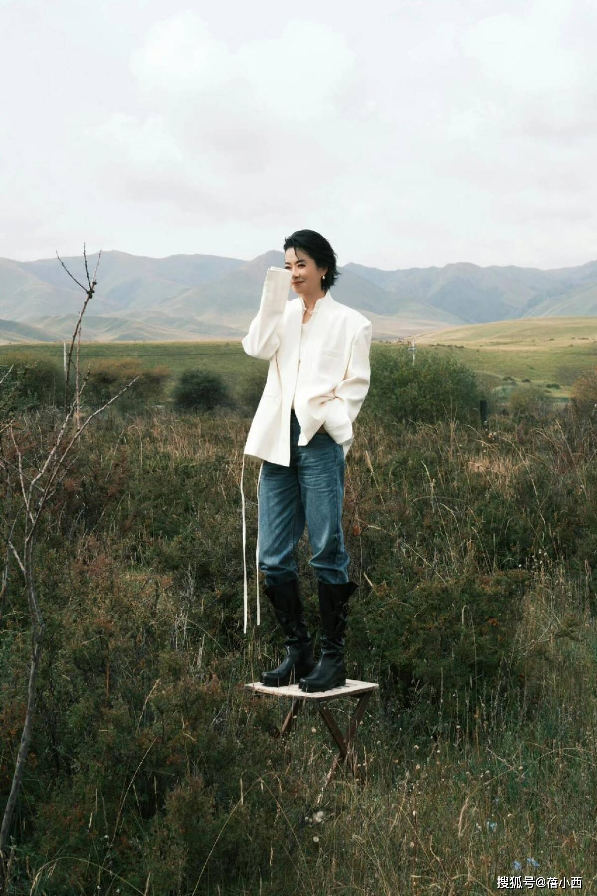 相一黑一白两人穿得时髦但站得好尴尬瓦力棋牌61岁毛阿敏带19岁女儿亮(图6)