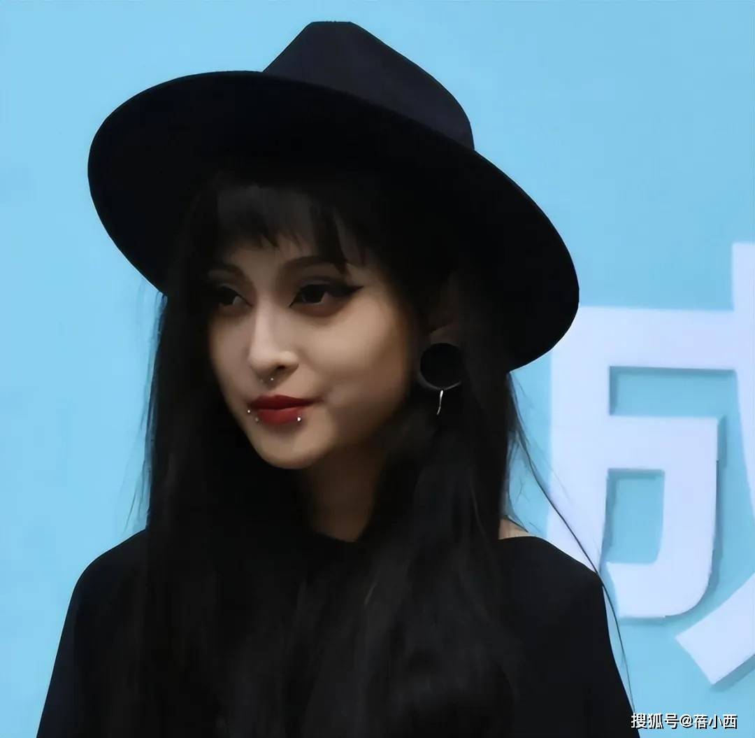 相一黑一白两人穿得时髦但站得好尴尬瓦力棋牌61岁毛阿敏带19岁女儿亮(图8)