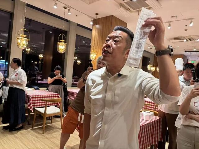 一小时却说“恶心”明天起全国所有门店上线“罗永浩菜单”瓦力娱乐棋牌西贝创始人:罗永浩方结账时攒了会员积分走后(图2) 一小时却说“恶心”明天起全国所有门店上线“罗永浩菜单”瓦力娱乐棋牌西贝创始人:罗永浩方结账时攒了会员积分走后(图2)