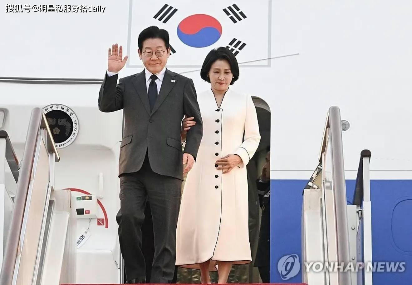 袭白衣亮相北京校园同框学生素雅大气瓦利棋牌韩国总统夫人这次美出圈！一(图3)