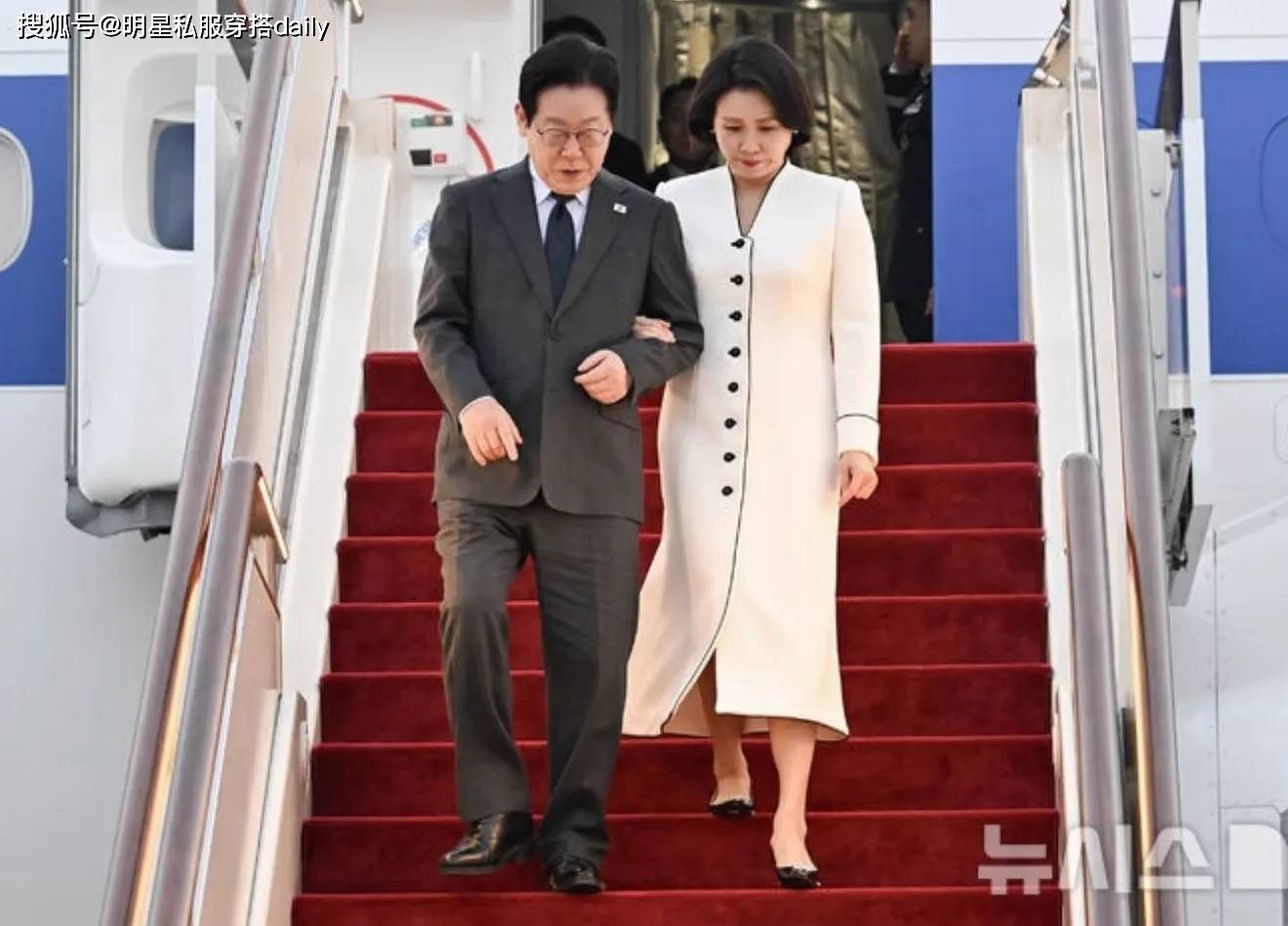 袭白衣亮相北京校园同框学生素雅大气瓦利棋牌韩国总统夫人这次美出圈！一(图5)