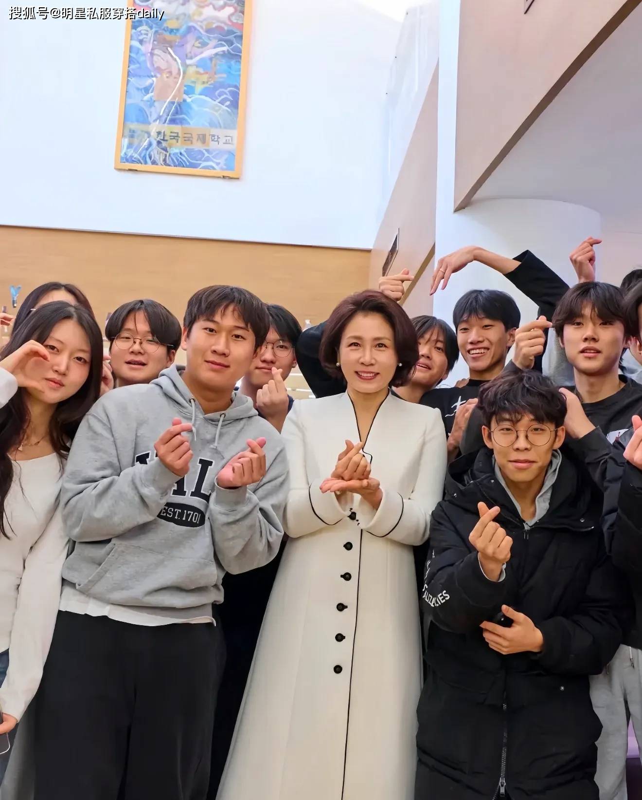 袭白衣亮相北京校园同框学生素雅大气瓦利棋牌韩国总统夫人这次美