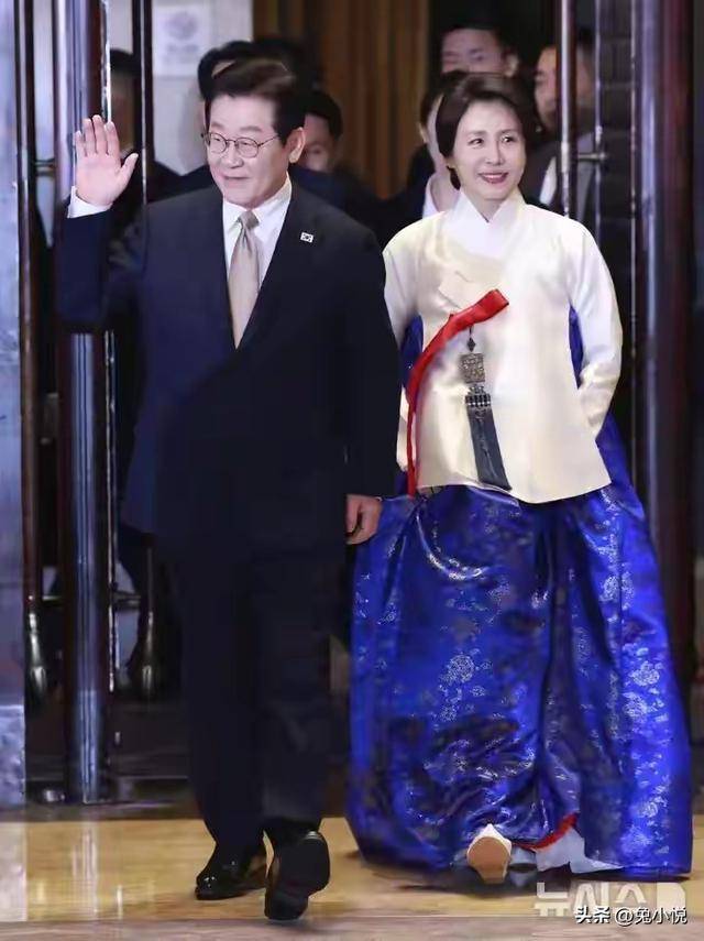 型封神!黑白小香风惊艳全场太美了!瓦力游戏app李在明夫人三套访华造(图2) 型封神!黑白小香风惊艳全场太美了!瓦力游戏app李在明夫人三套访华造(图2)