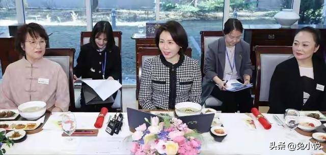 型封神!黑白小香风惊艳全场太美了!瓦力游戏app李在明夫人三套访华造(图3) 型封神!黑白小香风惊艳全场太美了!瓦力游戏app李在明夫人三套访华造(图3)