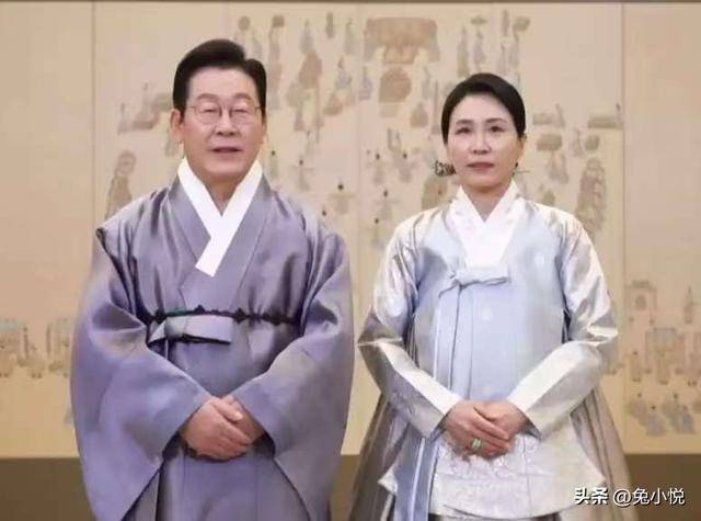 型封神!黑白小香风惊艳全场太美了!瓦力游戏app李在明夫人三套访华造(图4) 型封神!黑白小香风惊艳全场太美了!瓦力游戏app李在明夫人三套访华造(图4)